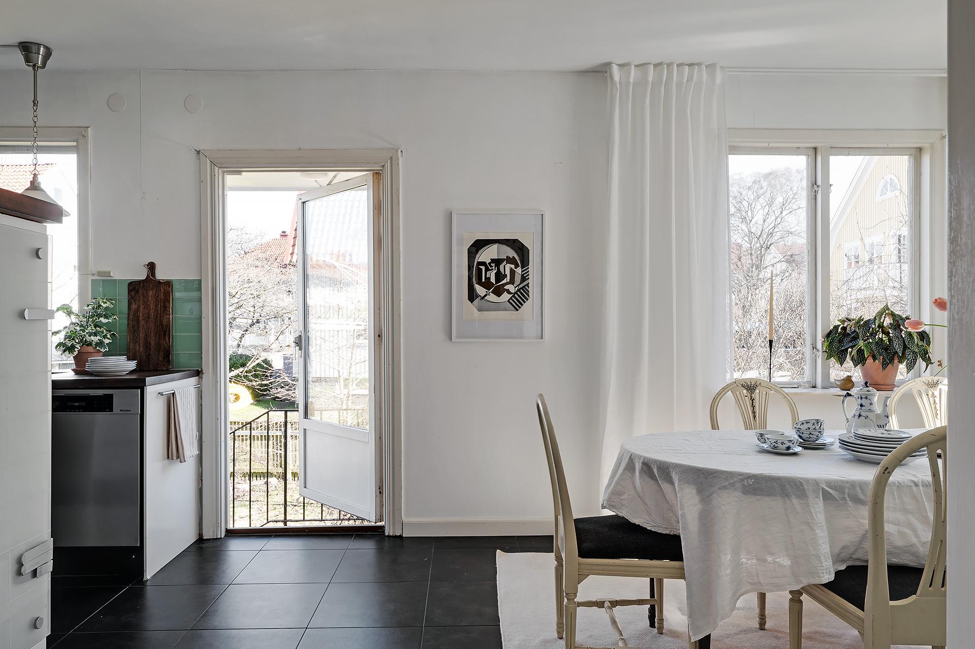 Utgång till trädgården från kök/matsal