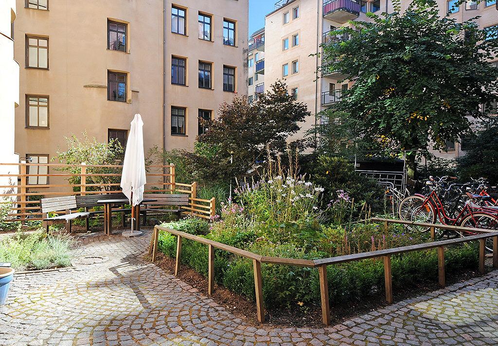 Grönska, grill och sittplatser i en rofylld miljö