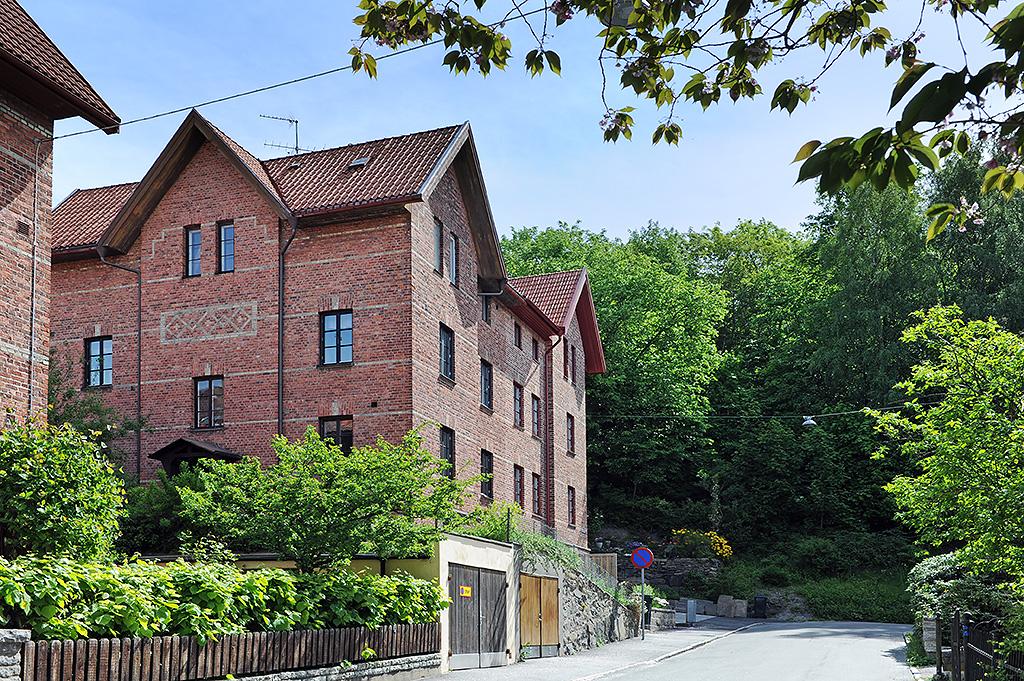 Enkelriktad lugn gata i vacker miljö