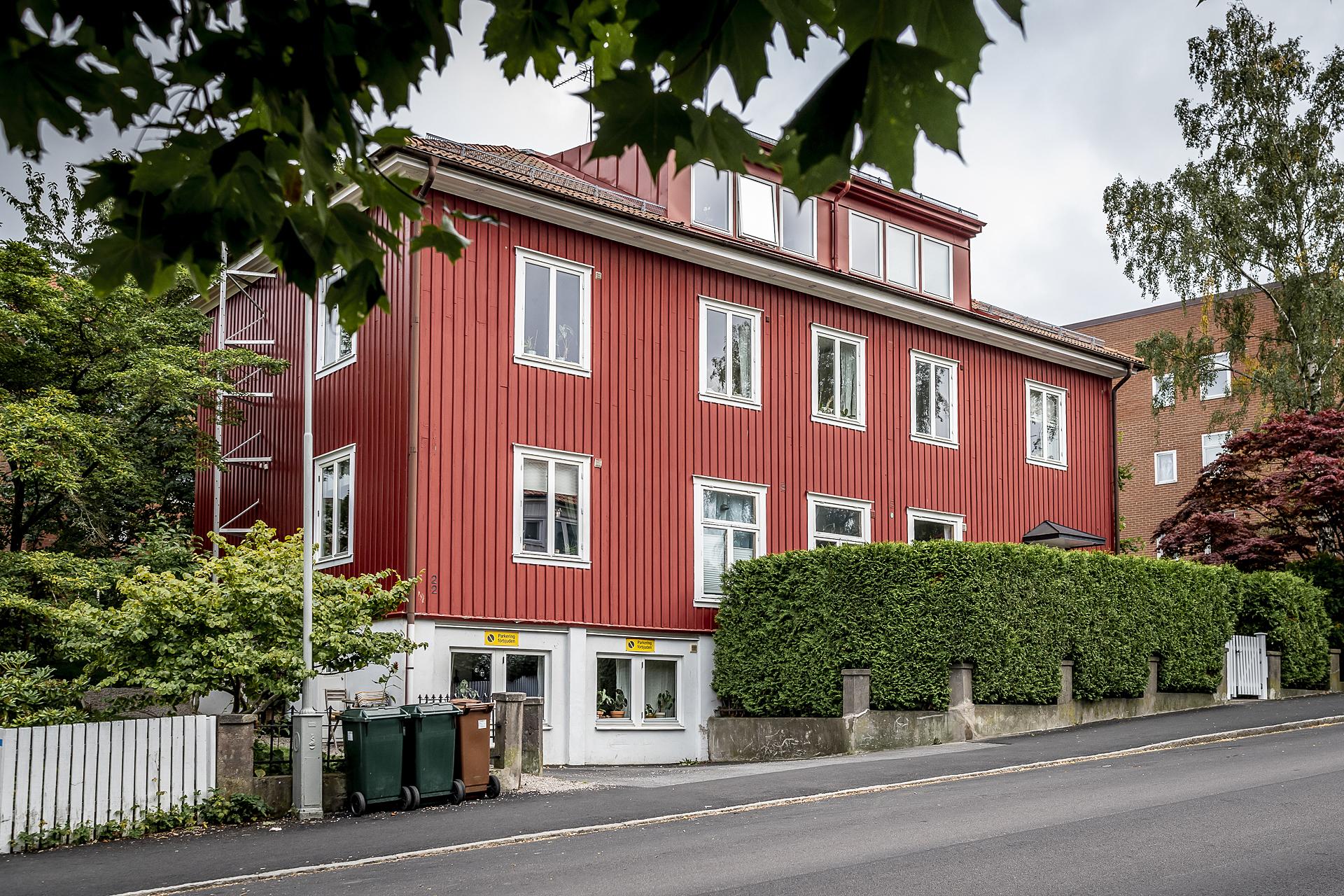 Föreningen målade precis om tre av föreningens fyra fasadsidor