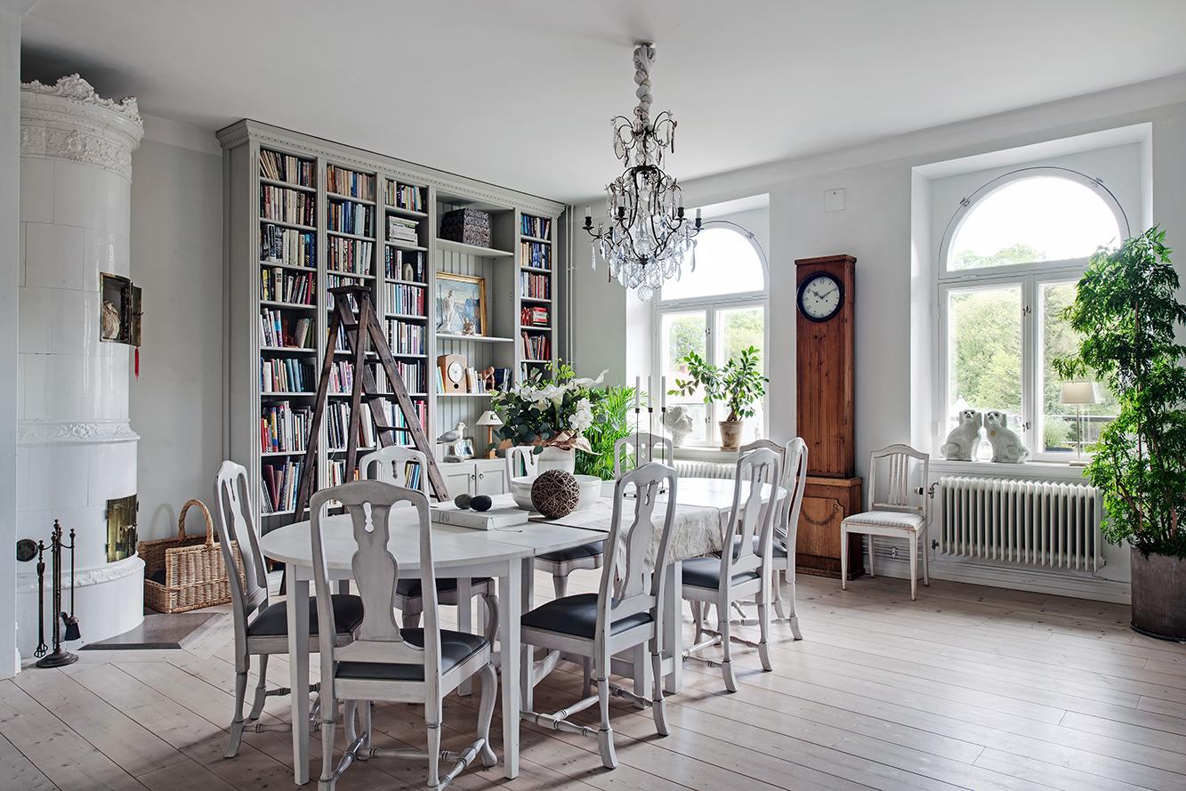 Väggen mellan kök och matsal har tagits bort