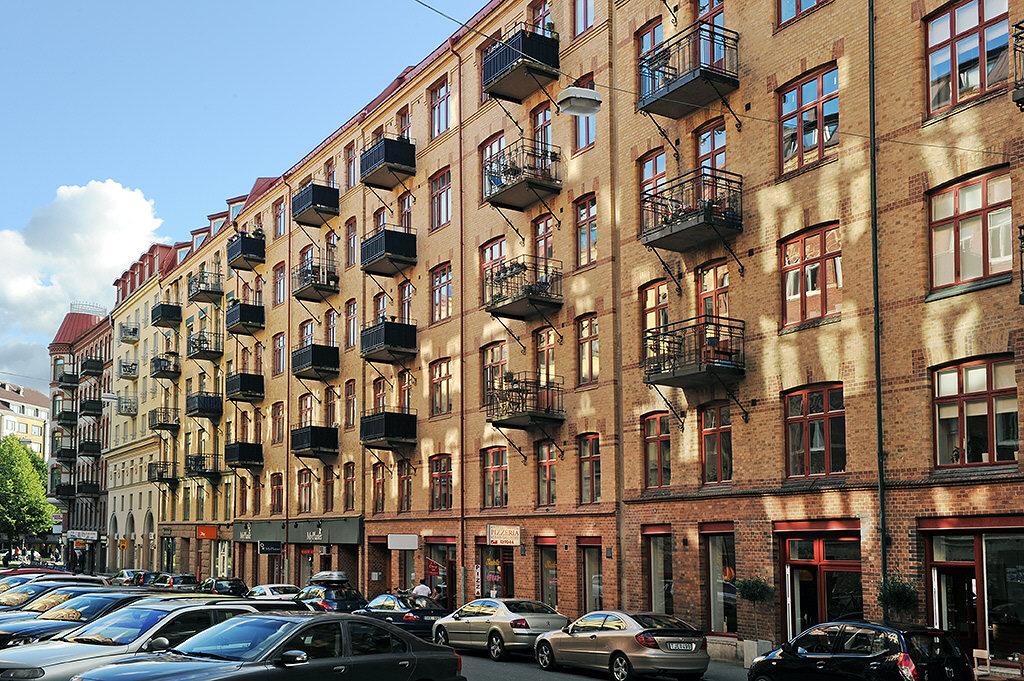 Balkongen intill trädet i slutet av Kastellgatan