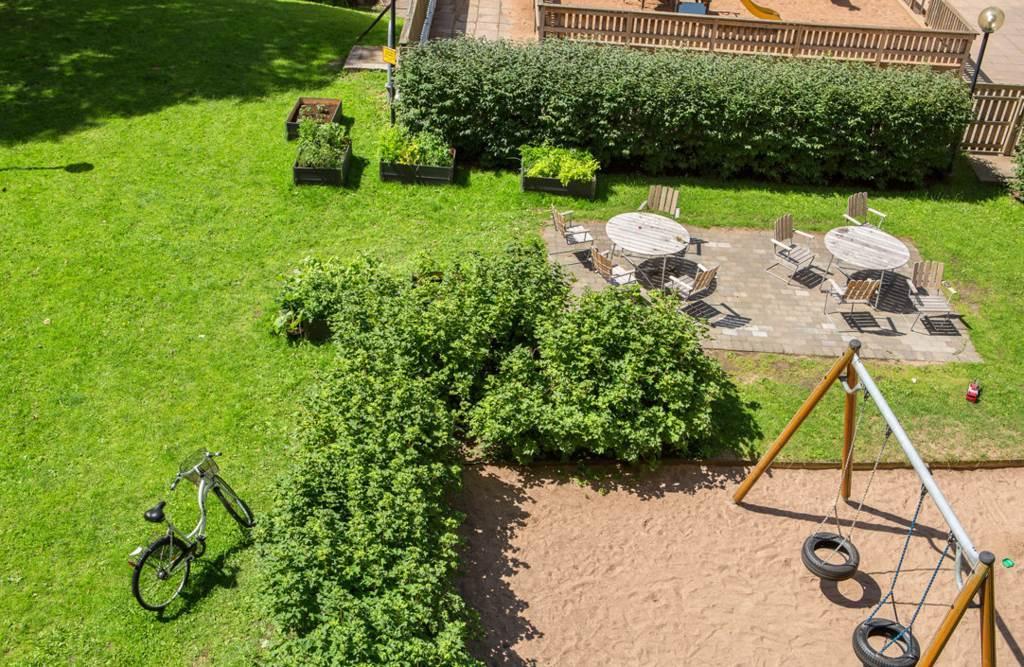 Lågupplöst På innergården finns både grönska och lekplats för de små