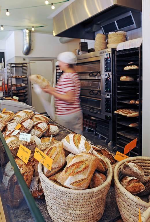 Lågupplöst Tvärs över gatan ligger bageriet Alvar & Ivar