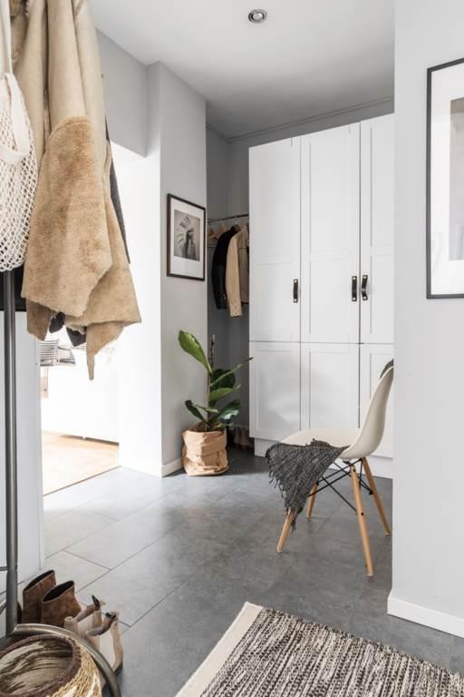 Lågupplöst Öppen och välkomnande hall med totalt fyra garderober