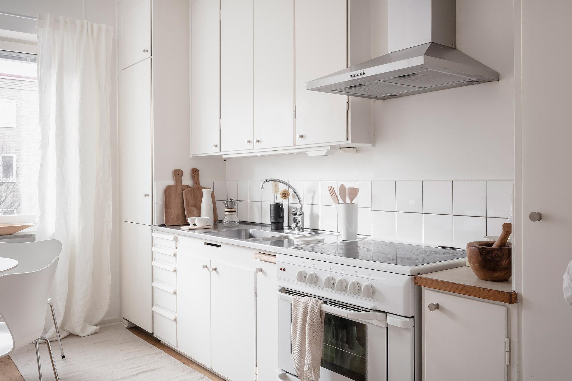 Bakom en av de platsbyggda luckorna gömmer sig diskmaskinen