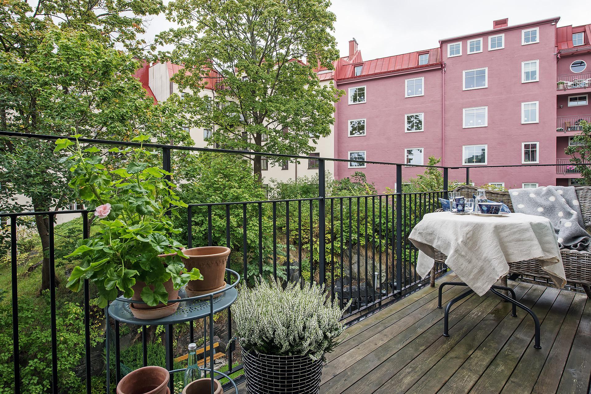 Njut av en sommarbild och en innergård du inte visste fanns - och utsikten är det inget fel på