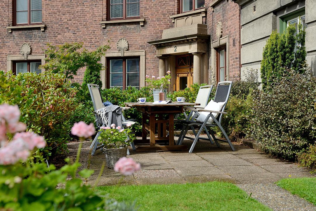 Gemensam uteplats som har ett insynsskyddat..