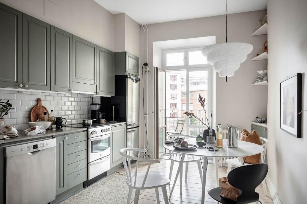 Lågupplöst Charmigt kök med utgång till den andra balkongen