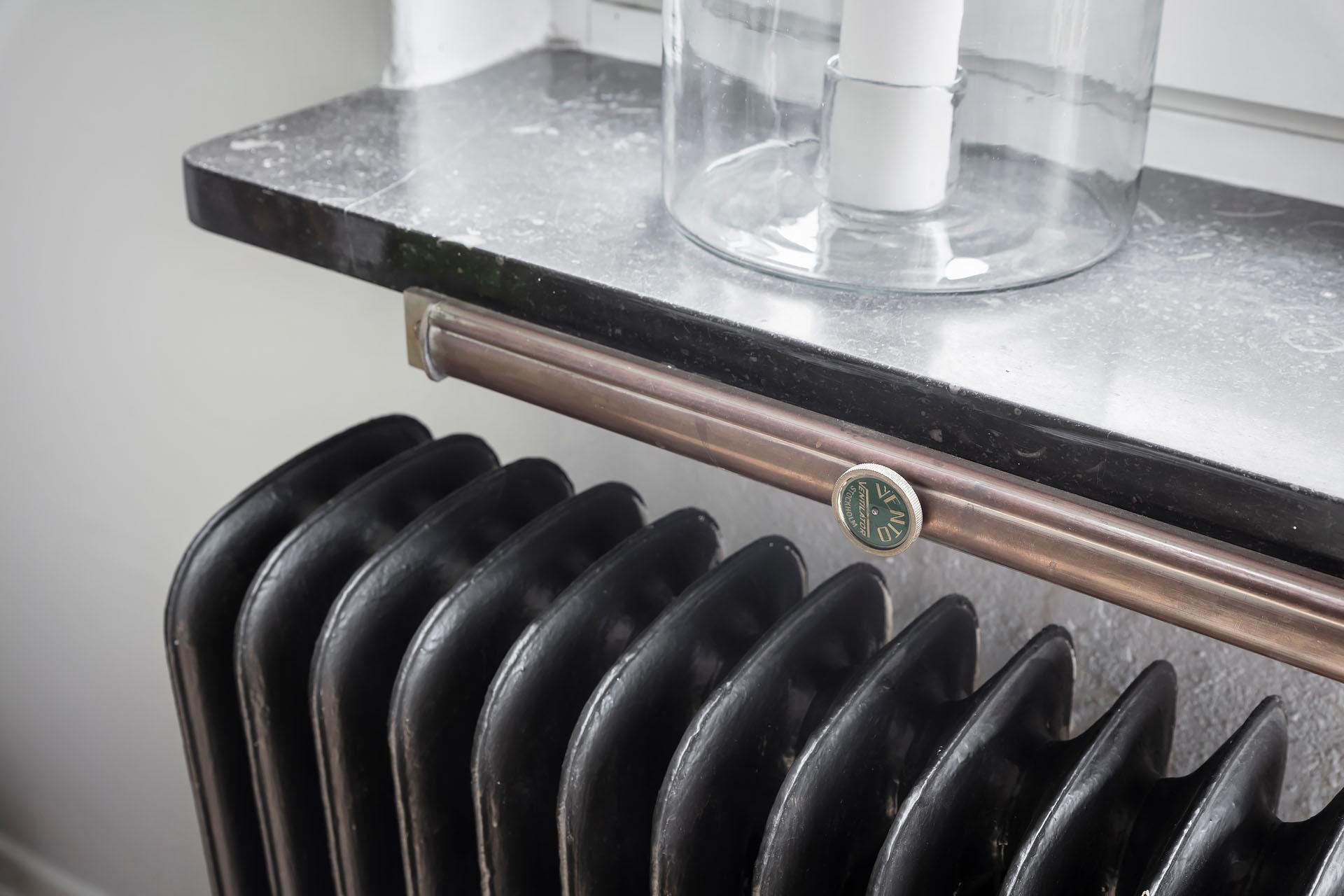 Detaljer från husets byggår genomsyrar hela lägenheten
