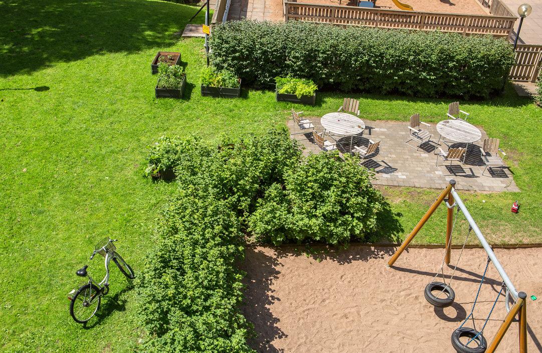 På innergården finns både grönska och lekplats för de små