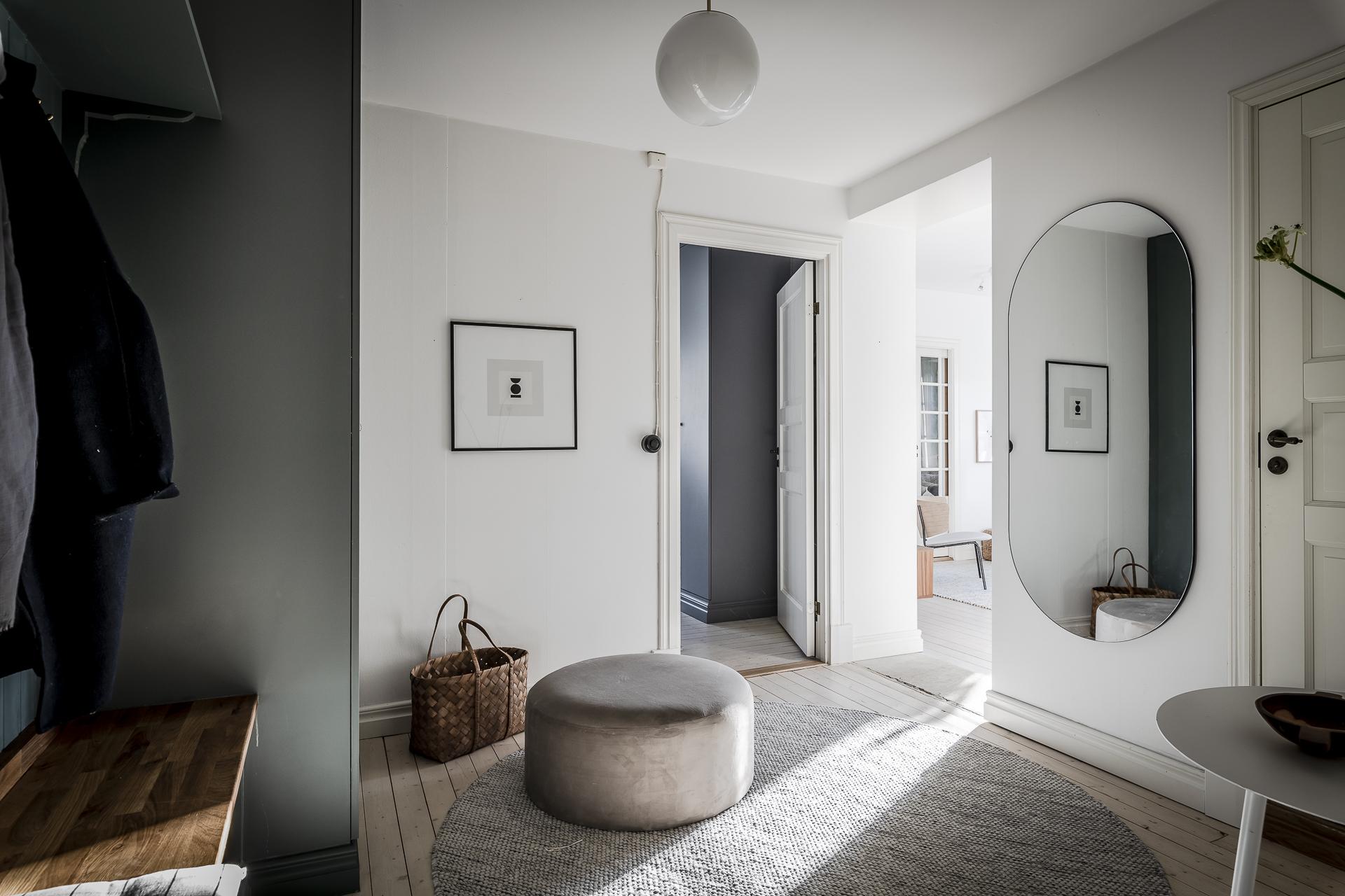 Även hallen är rymlig med gott om plats för förvaring