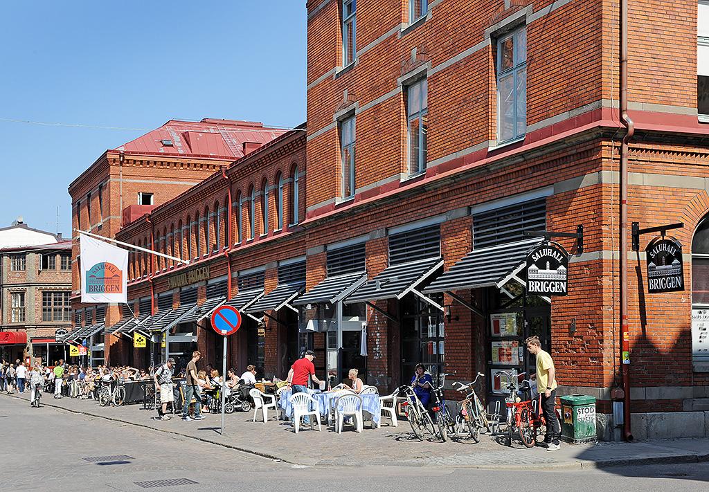 Kvarterets saluhall finns alldeles intill