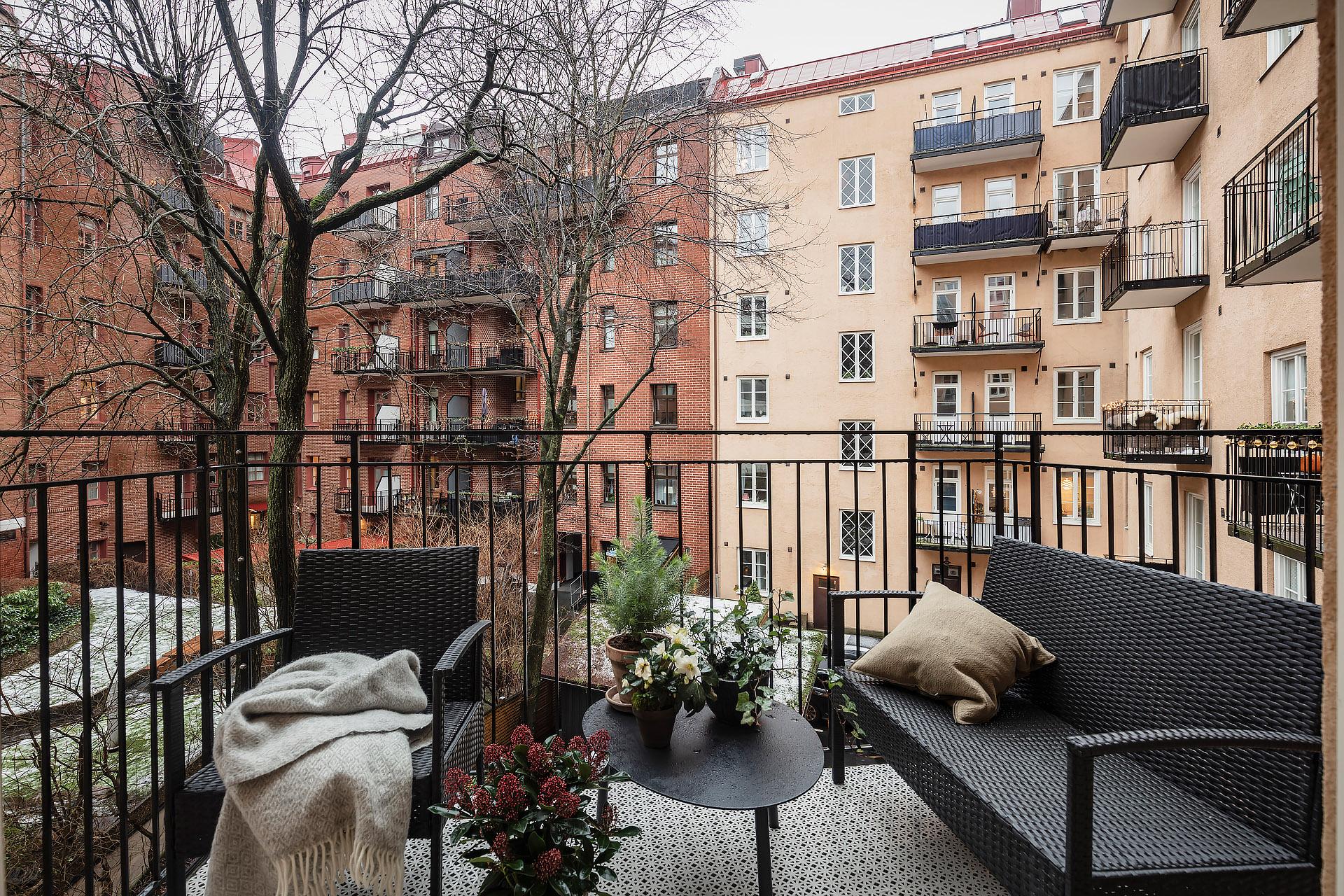 Ljuvlig balkong som erbjuder morgonsol