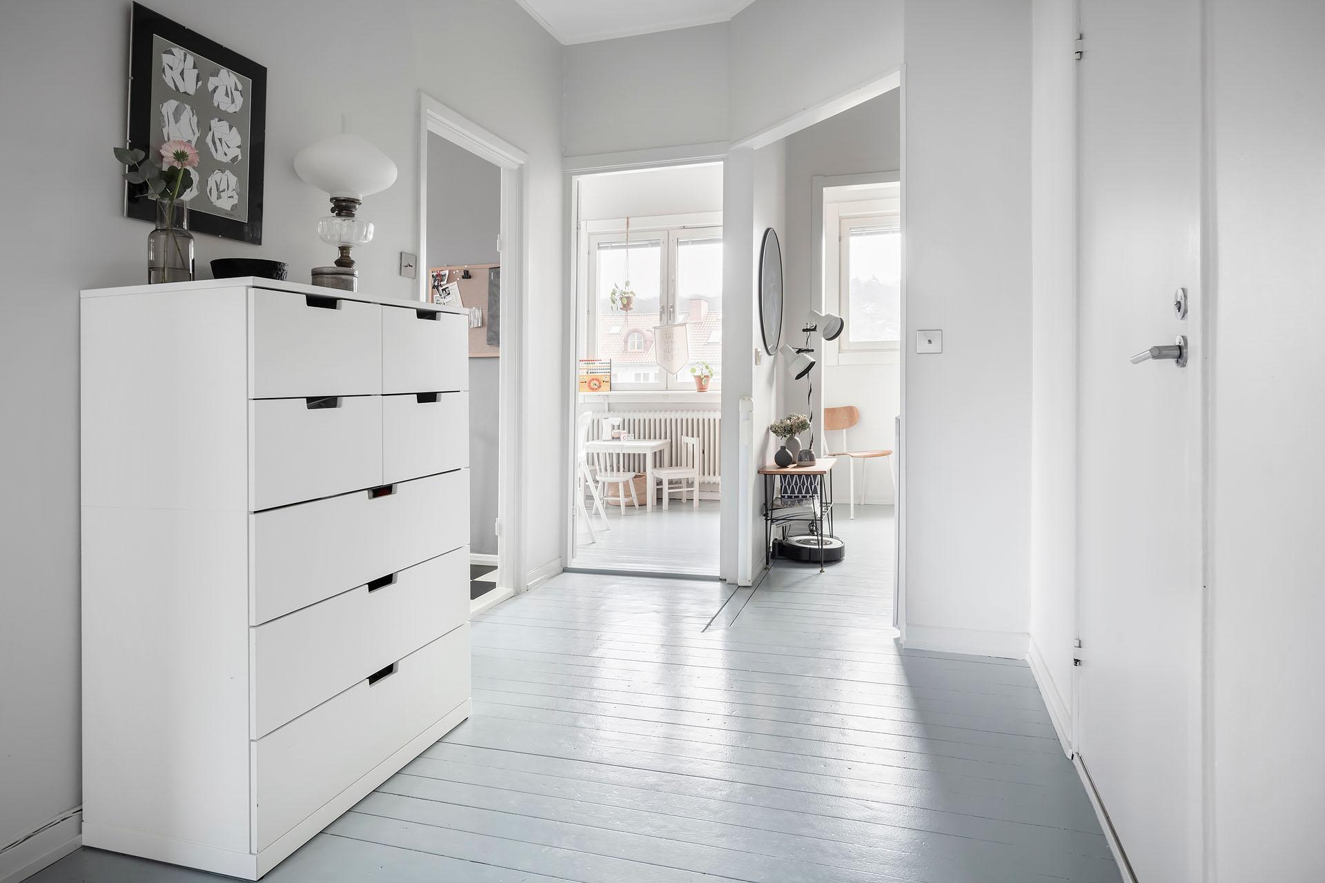 Den inre hallen går att möblera med ett skrivbord om så önskas