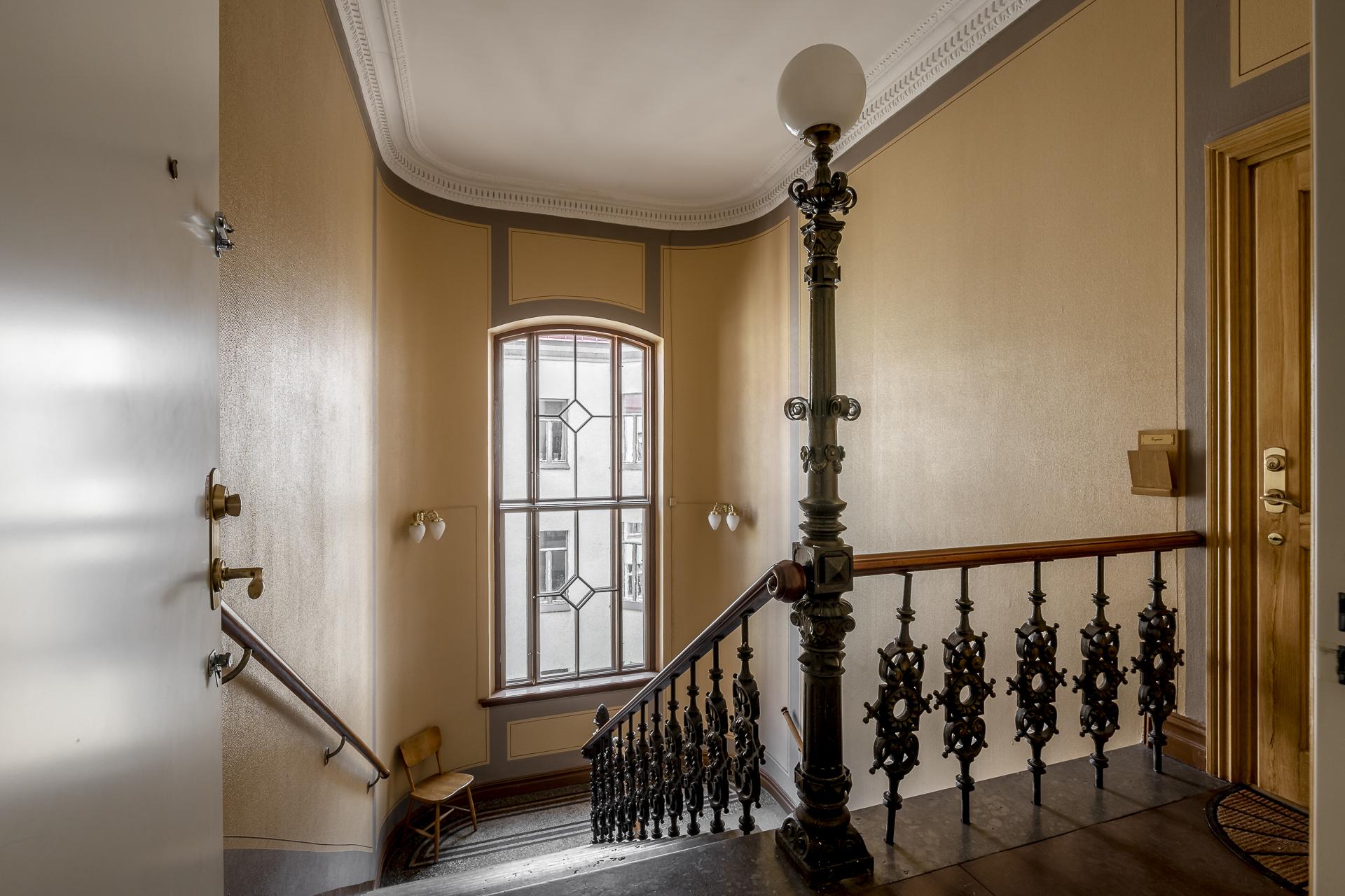 Högst upp i huset på våning fyra av fyra i vacker A-uppgång