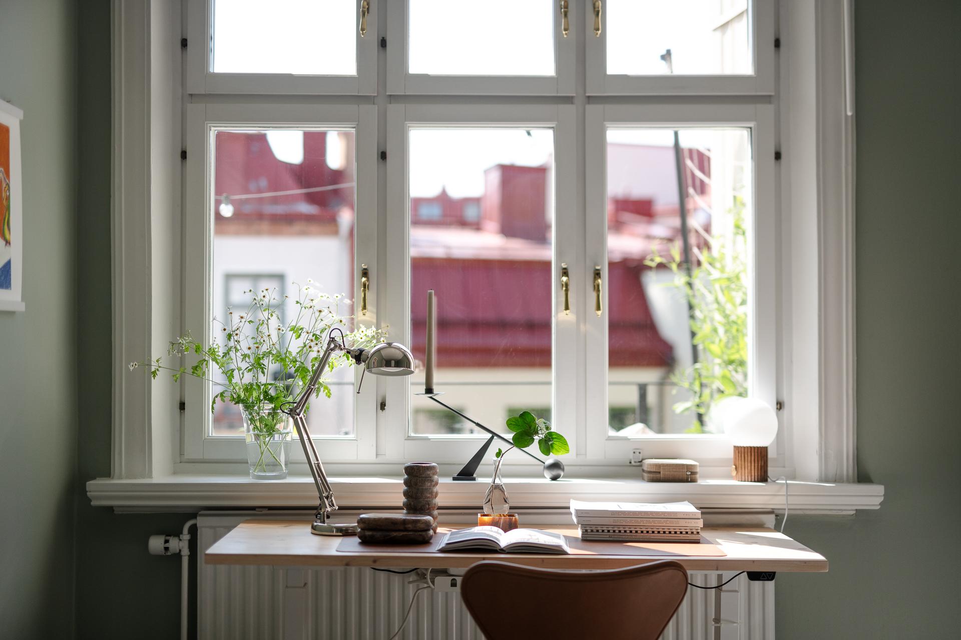 Hemmaskrivbordet har sin givna plats intill västerljusets varma strålar