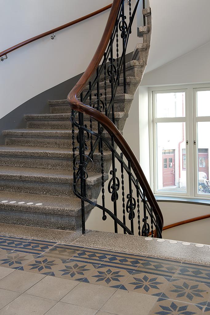 Trapphuset tidstypiskt renoverat med hiss