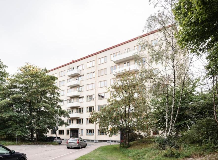 Huset ligger inbäddat i grönskan precis intill Johannebergsparken