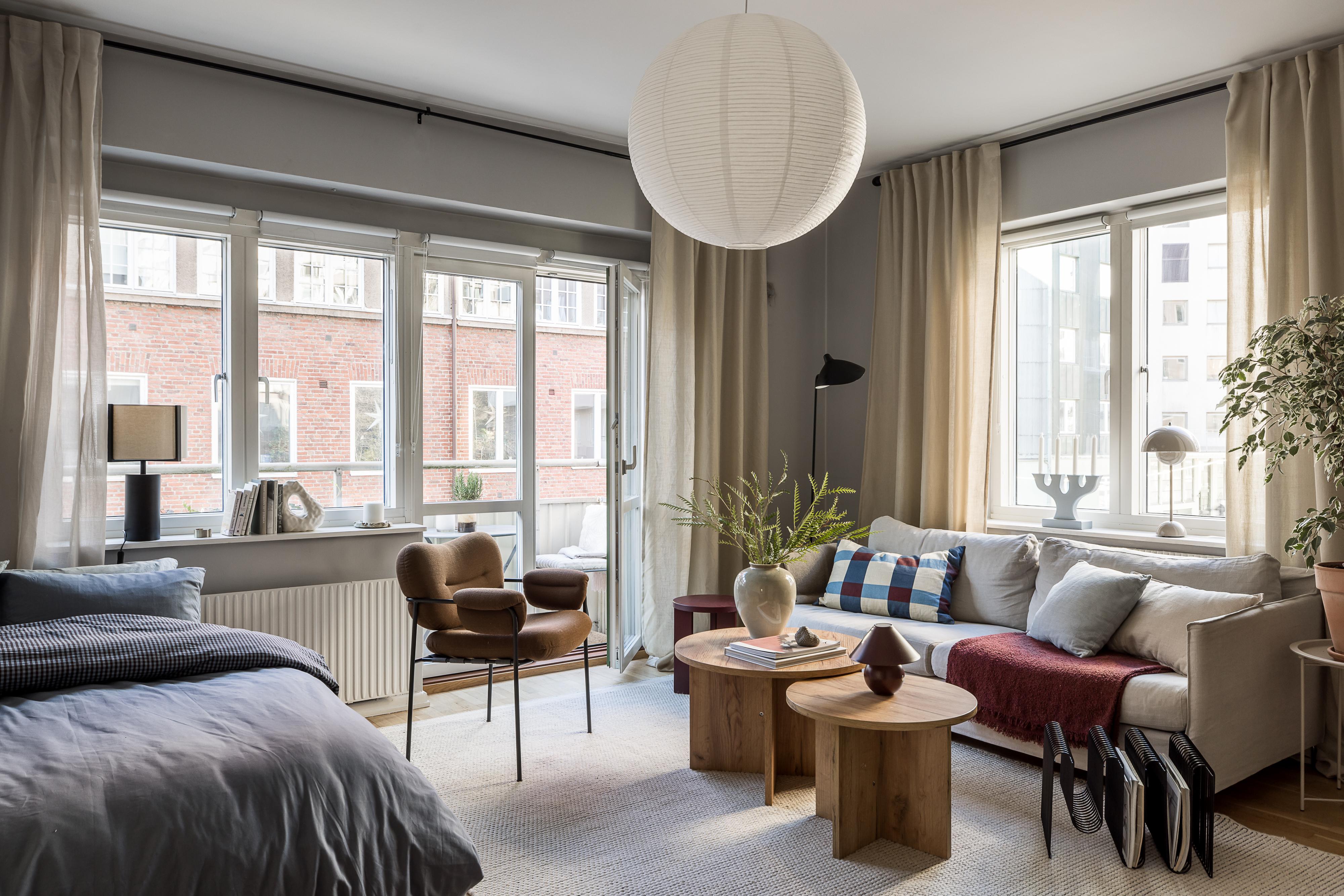 Ljuvligt gavelläge med fönster överallt