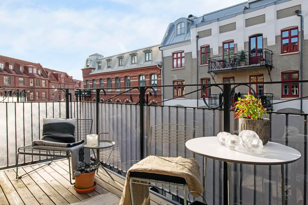 Ovanligt stor balkong med sol hela dagarna