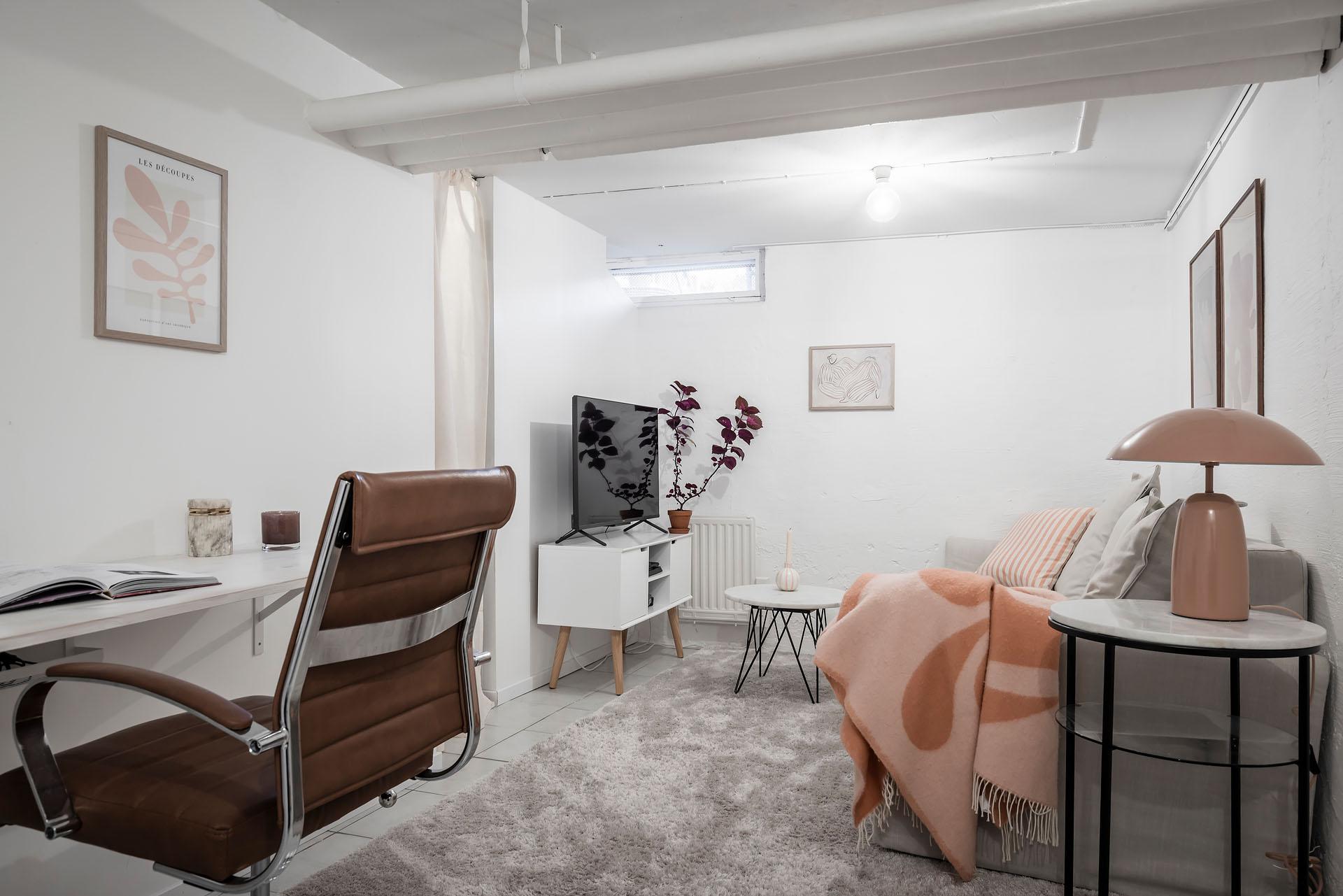 Källaren nyttjas som gästrum, kontor, samt har förråd bakom väggen.