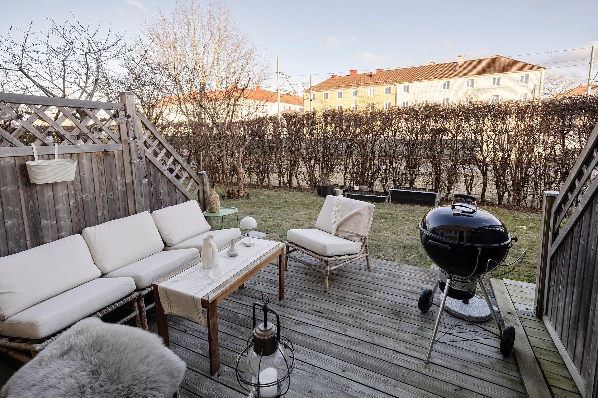 Uteplatsen på baksidan har morgon- och förmiddagssol