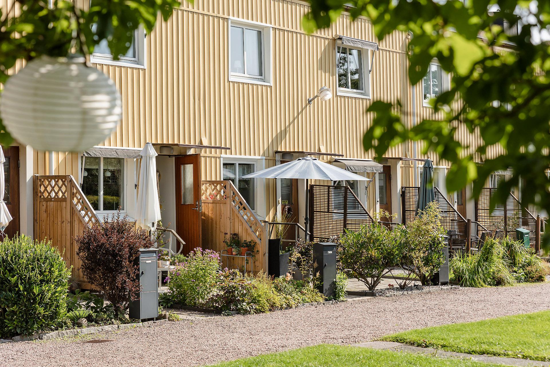 Uteplatserna på framsidan ligger i västerläge