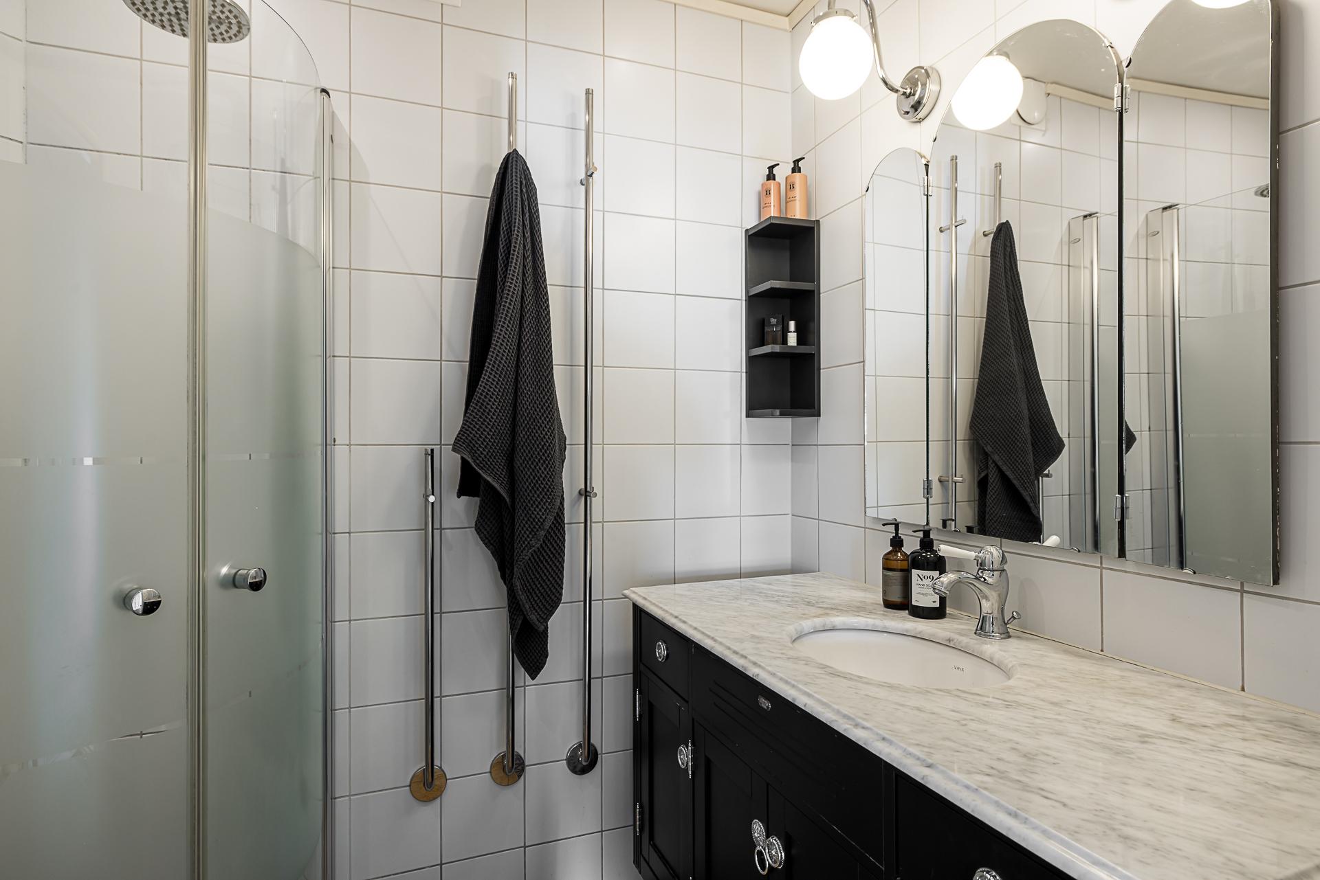 Även övervåningens badrum är fräscht