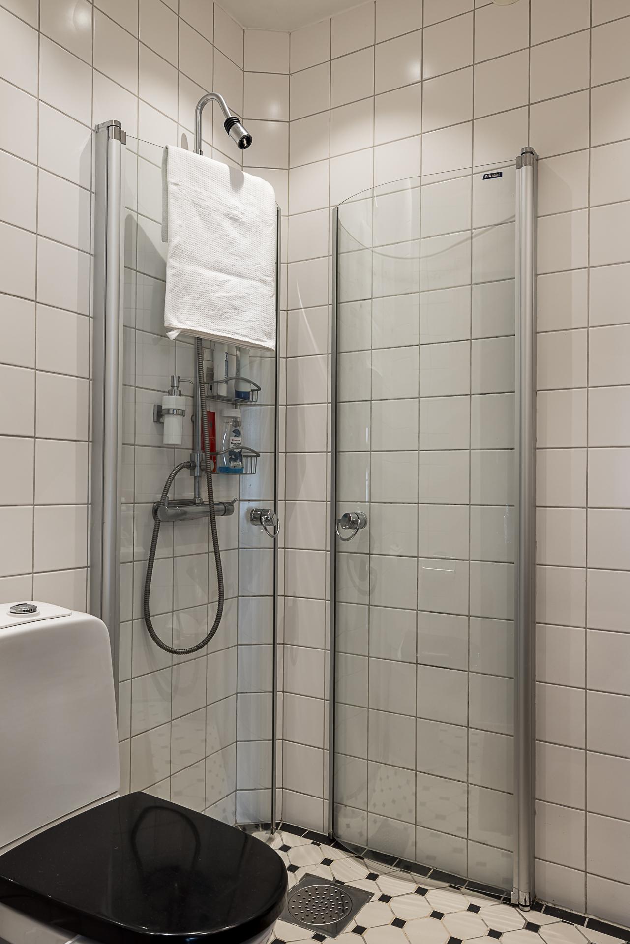 Fräscht badrum på entréplan