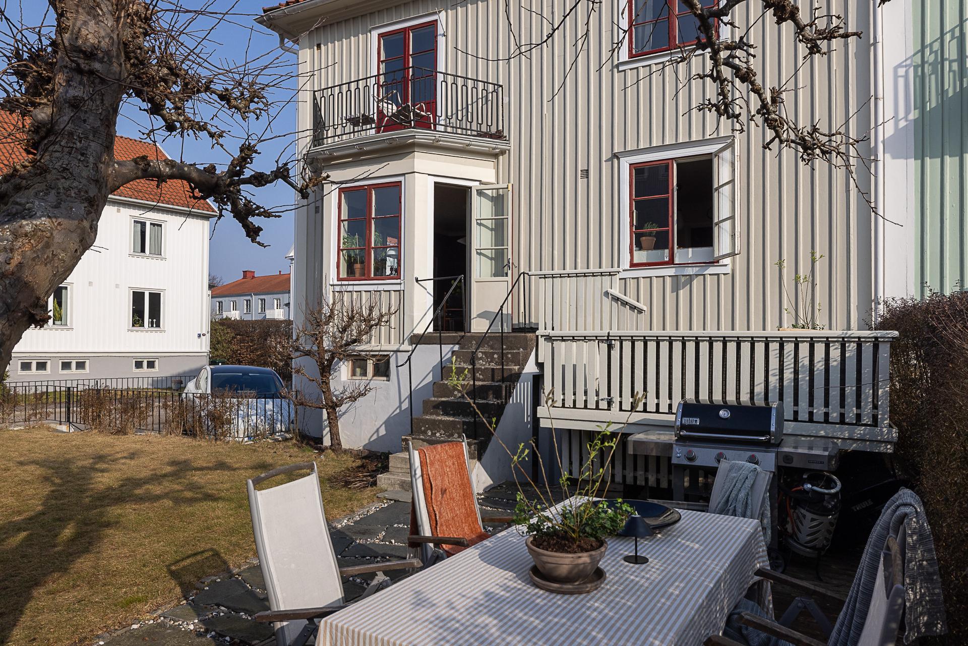 Den lättskötta trädgården har soligt sydvästläge