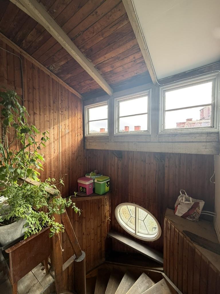 Lägenheten ligger på tredje våningen med vacker råvind ovanför