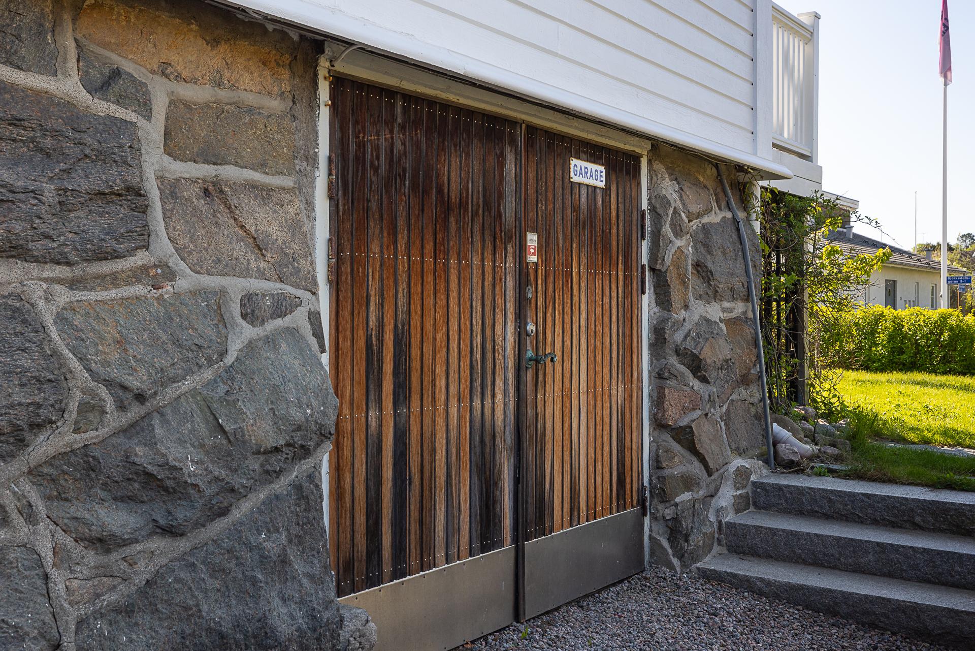 I garaget ryms många cyklar och verktyg