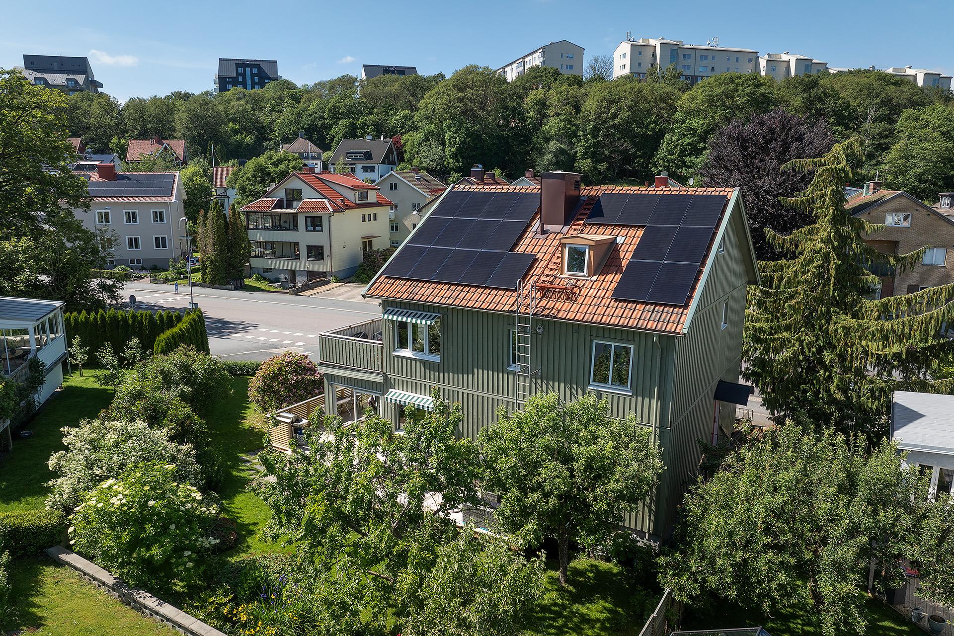 Solceller men även bergvärme installerad för att hålla nere energiförbrukningen