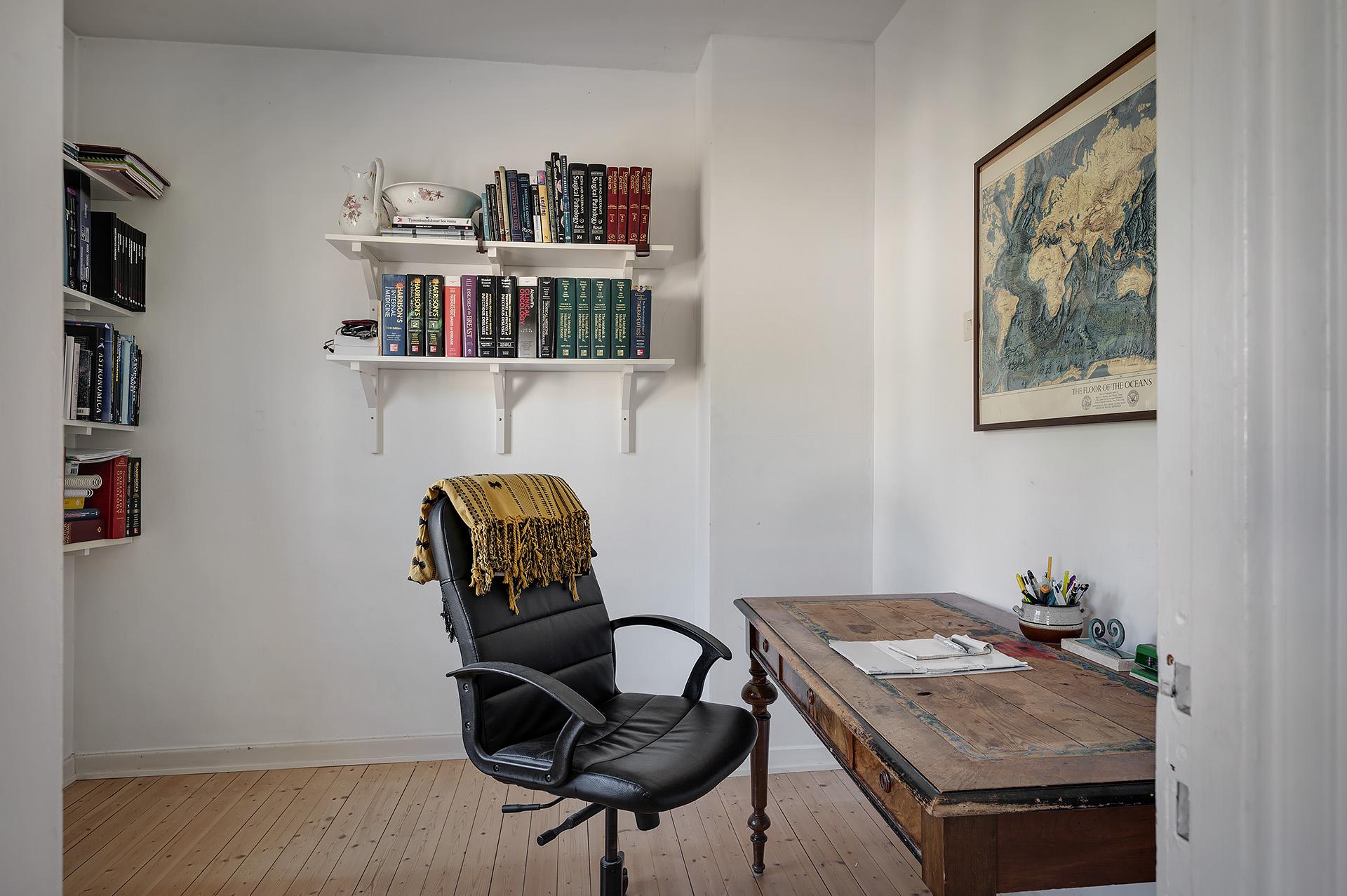 Sovrum eller kontor innanför köket