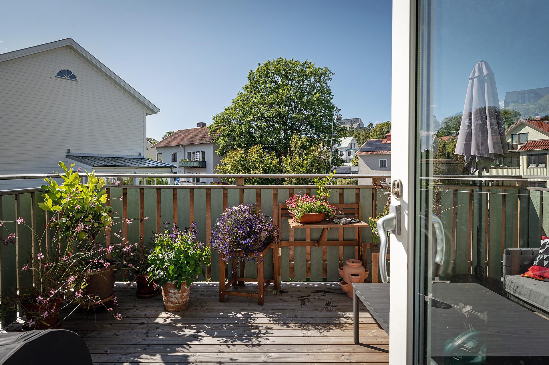 Balkongen badar i sol tack vare sitt sydvästläge