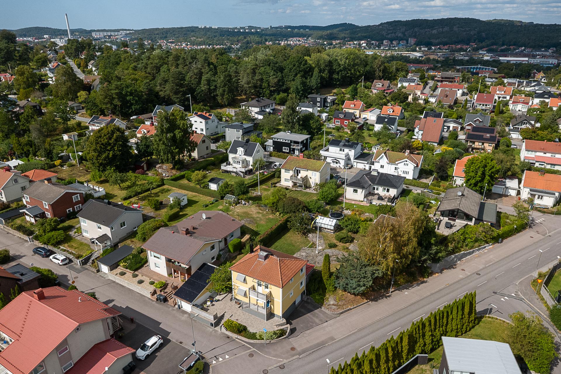 Bekvämt promenadavstånd till allt man behöver inklusive det mysiga grönområdet kring Bockemossen