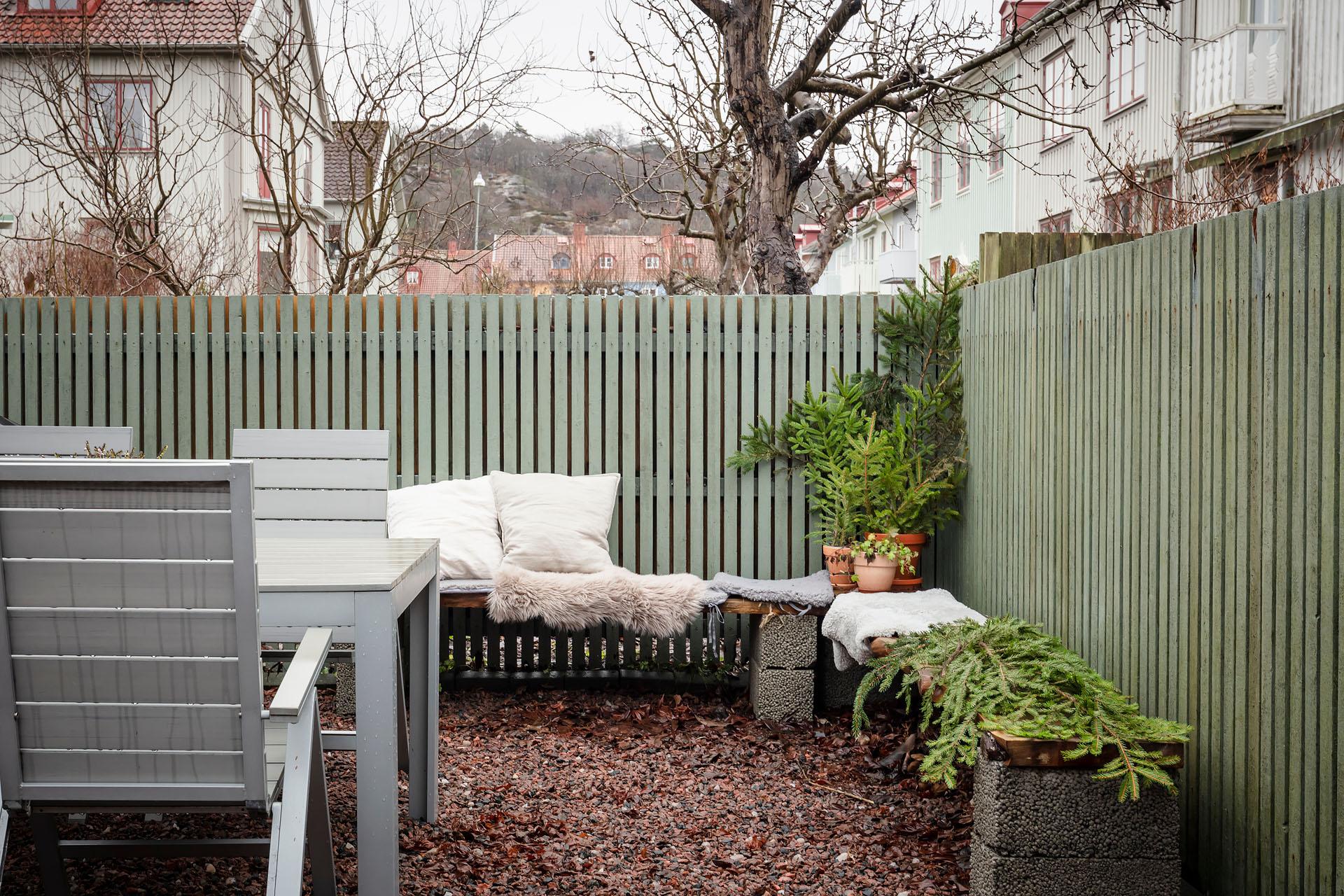 Lägenhetens egna trädgård som även vintertid är en trevlig plats