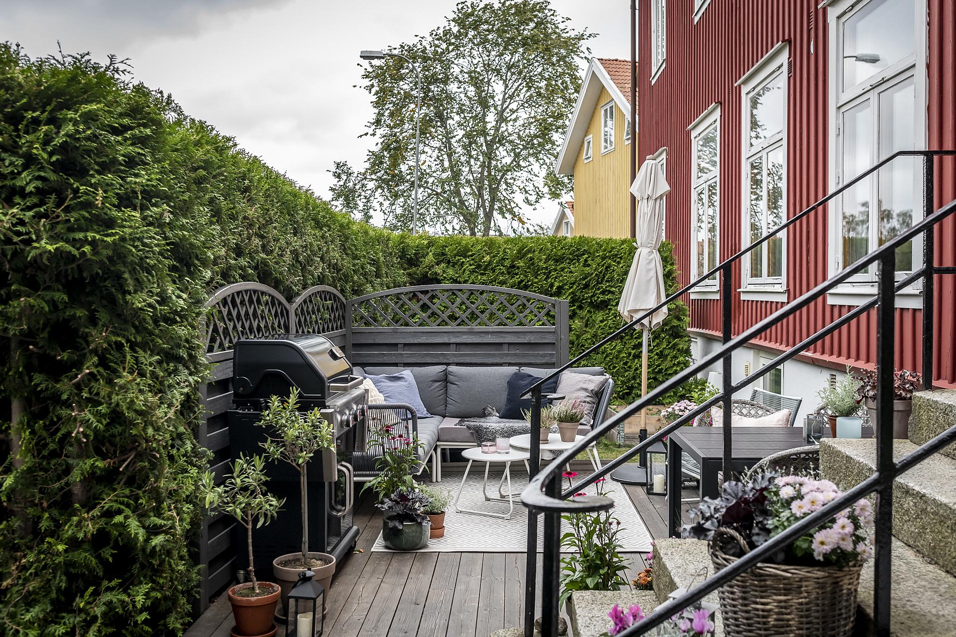 Privat entré med egenägd uteplats i väster