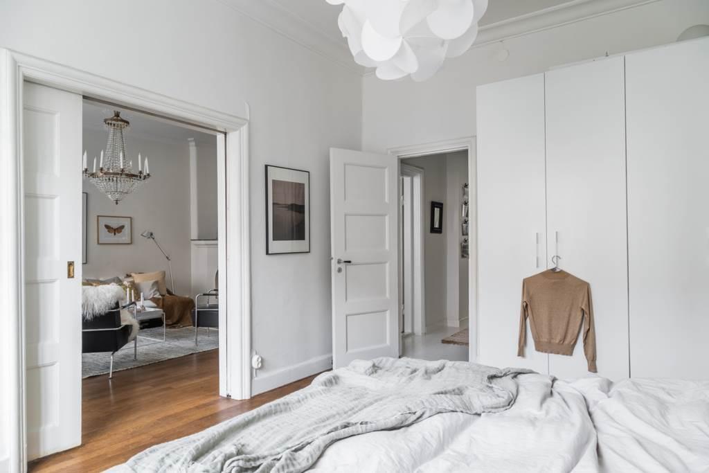 Lågupplöst Längs ena väggen finns stående garderober