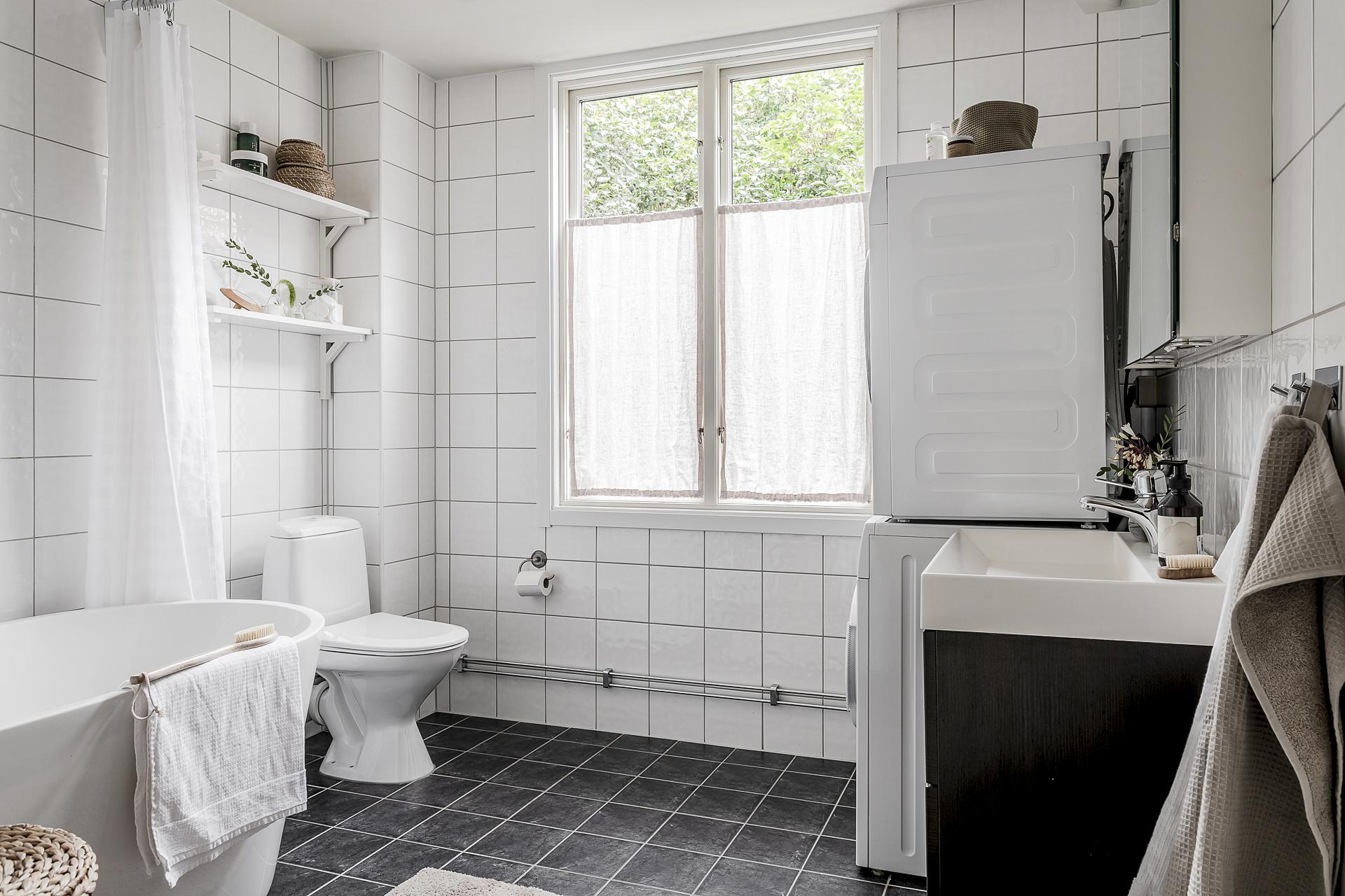 Även badrummet är rejält tilltaget med tvättpelare
