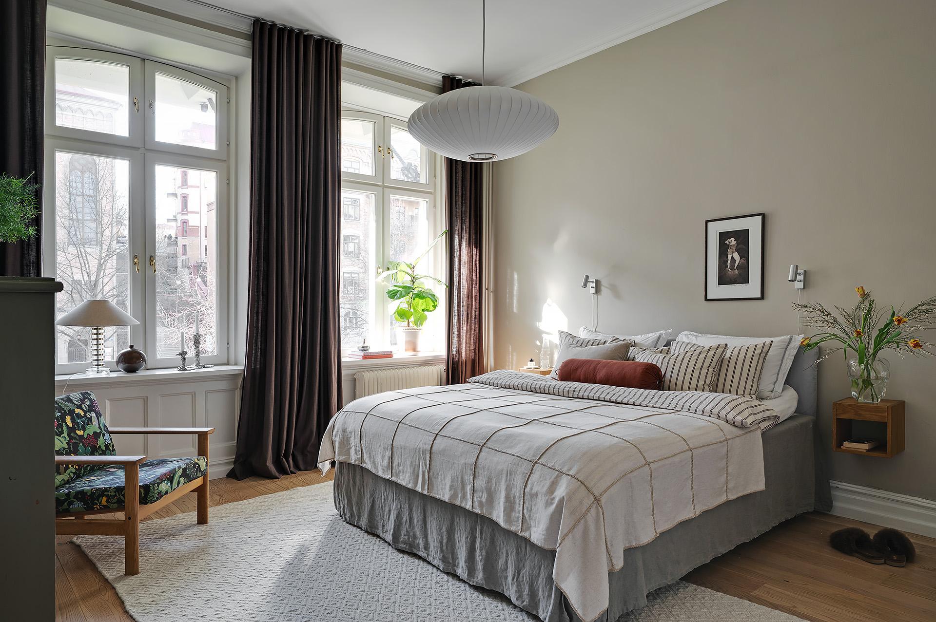 Luftigt master bedroom