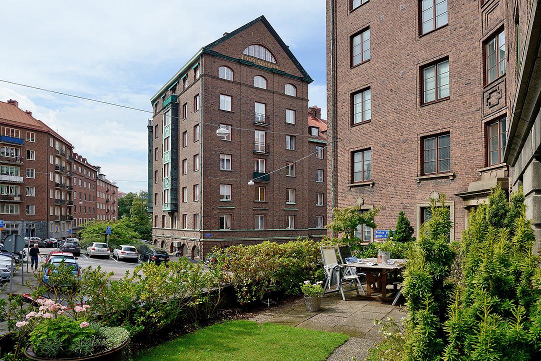 ...läge i den lummiga förträdgården intill huset