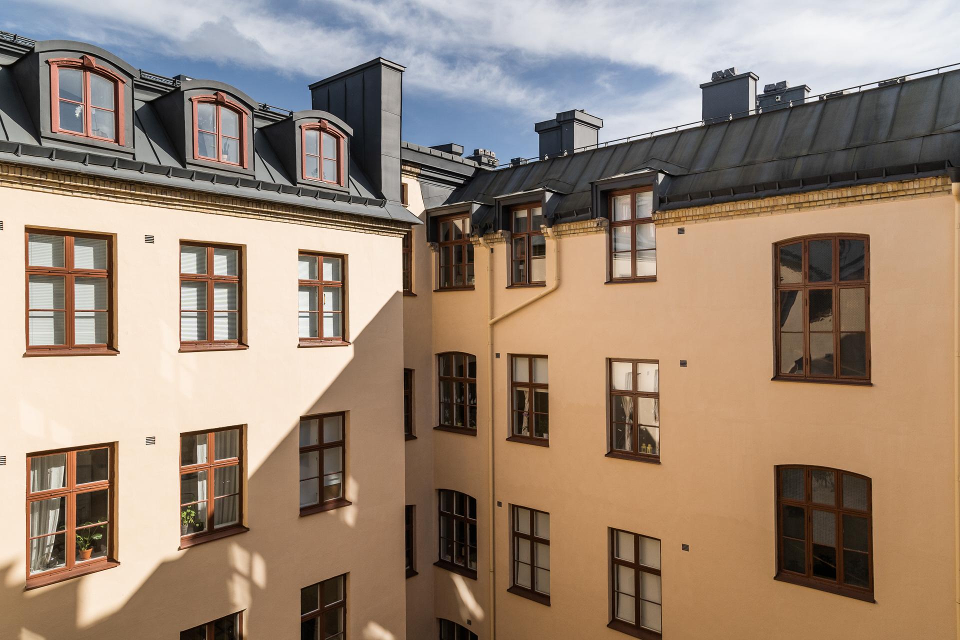 Så skönt med putsad fasad på hela innegården