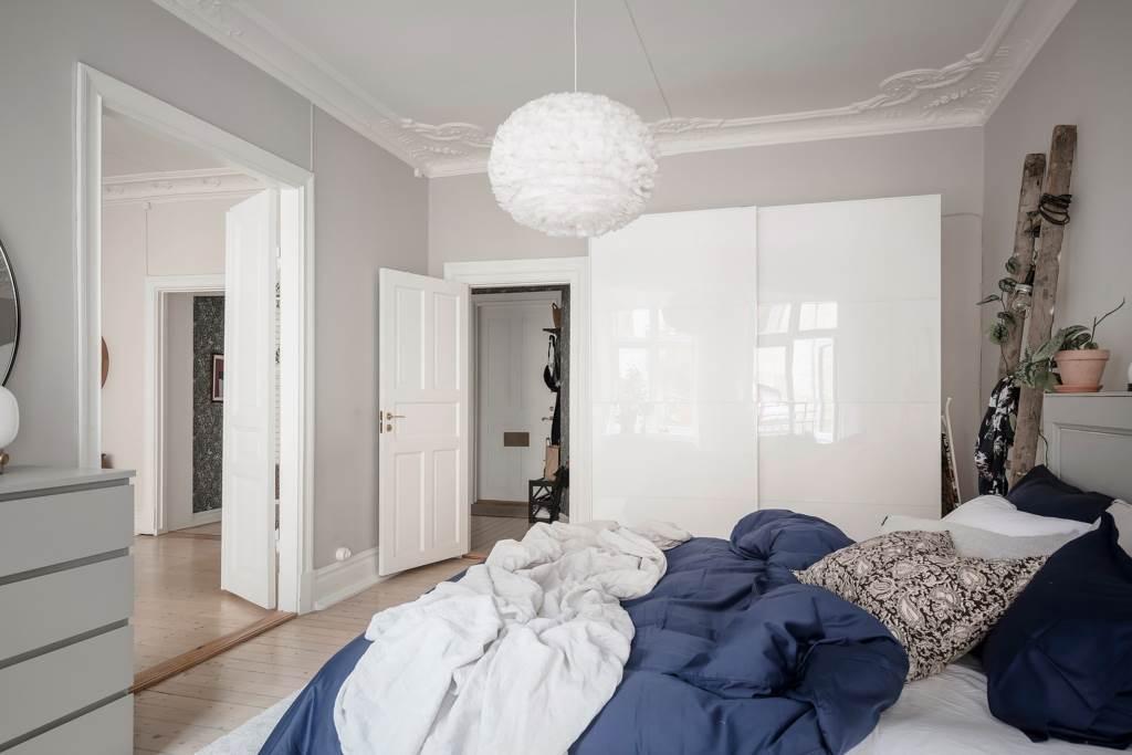 Lågupplöst Sovrummet nås från både hallen och vardagsrummet