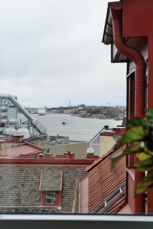 Lågupplöst Drick morgonkaffet och titta ut över båttrafiken