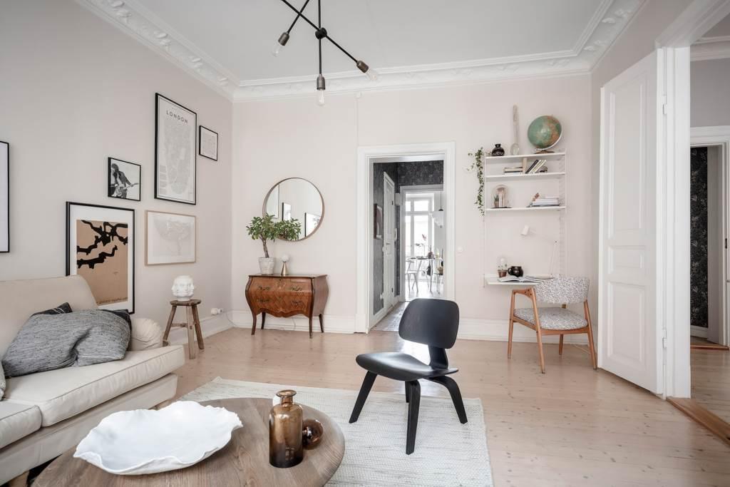 Lågupplöst Slipade originalbrädgolv, stuckatur och takrosett