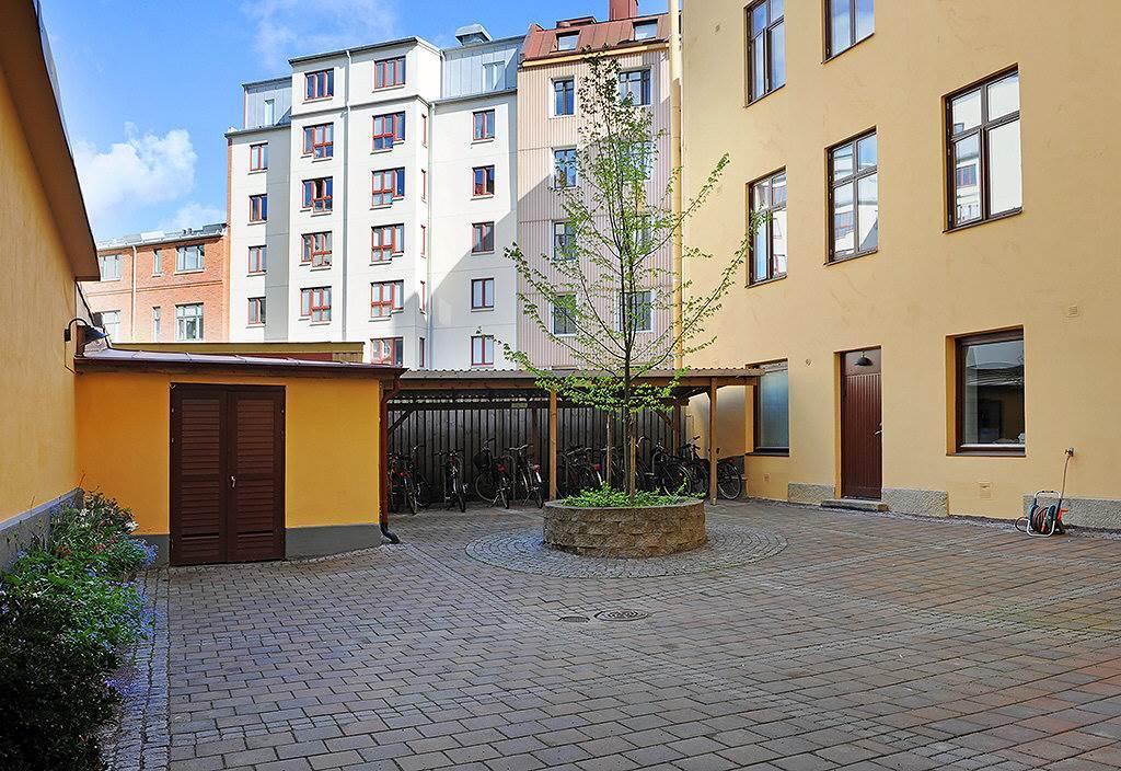 Lågupplöst Välskött förening med trivsam gård