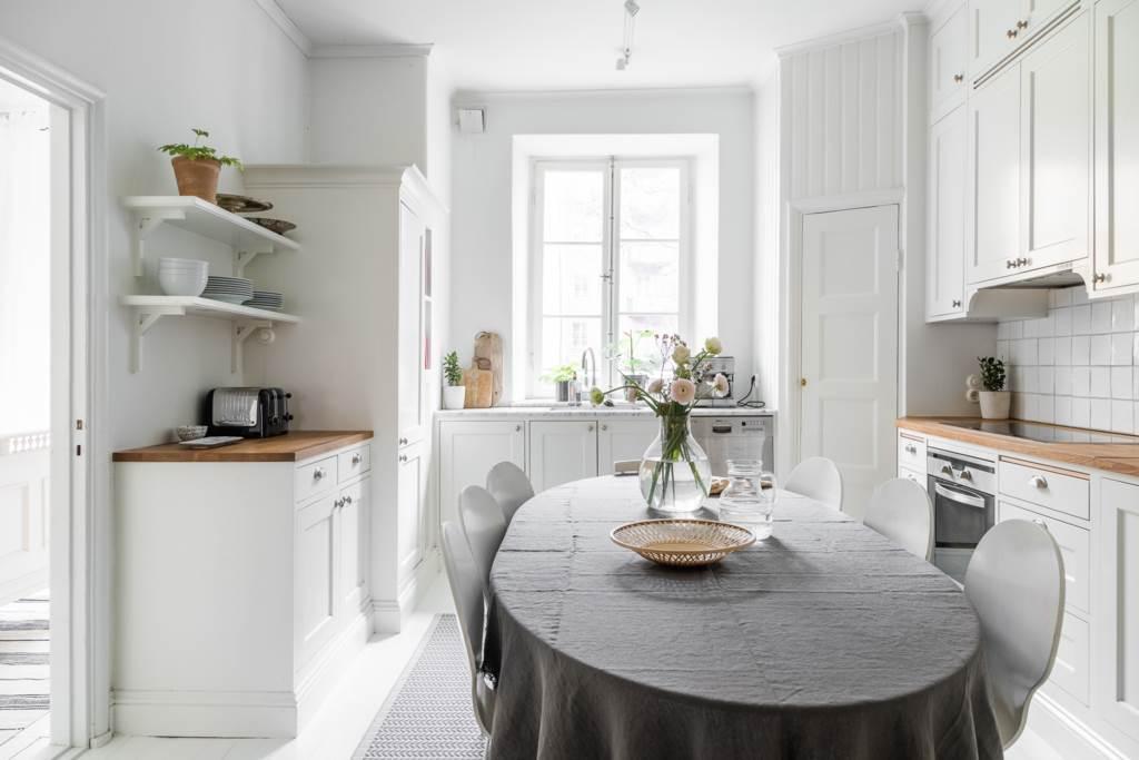 Lågupplöst Platsbyggt kök med fönster i originalutförande