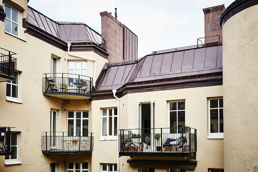 Högst upp i huset med balkong åt söder
